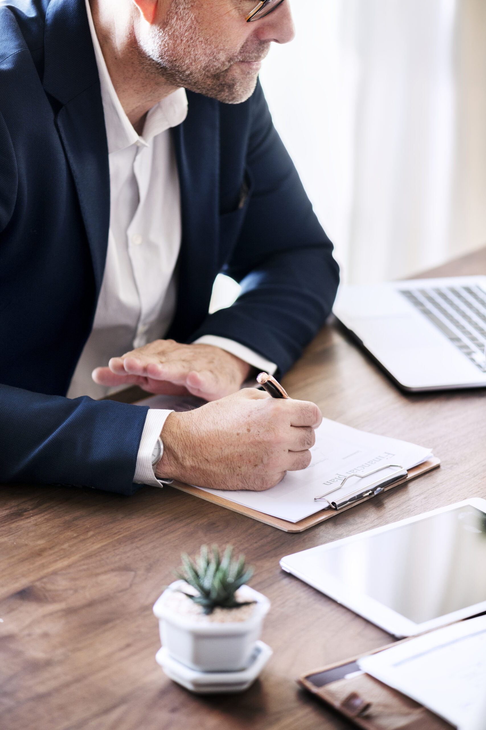 Auditor de cuentas trabajando en oficina